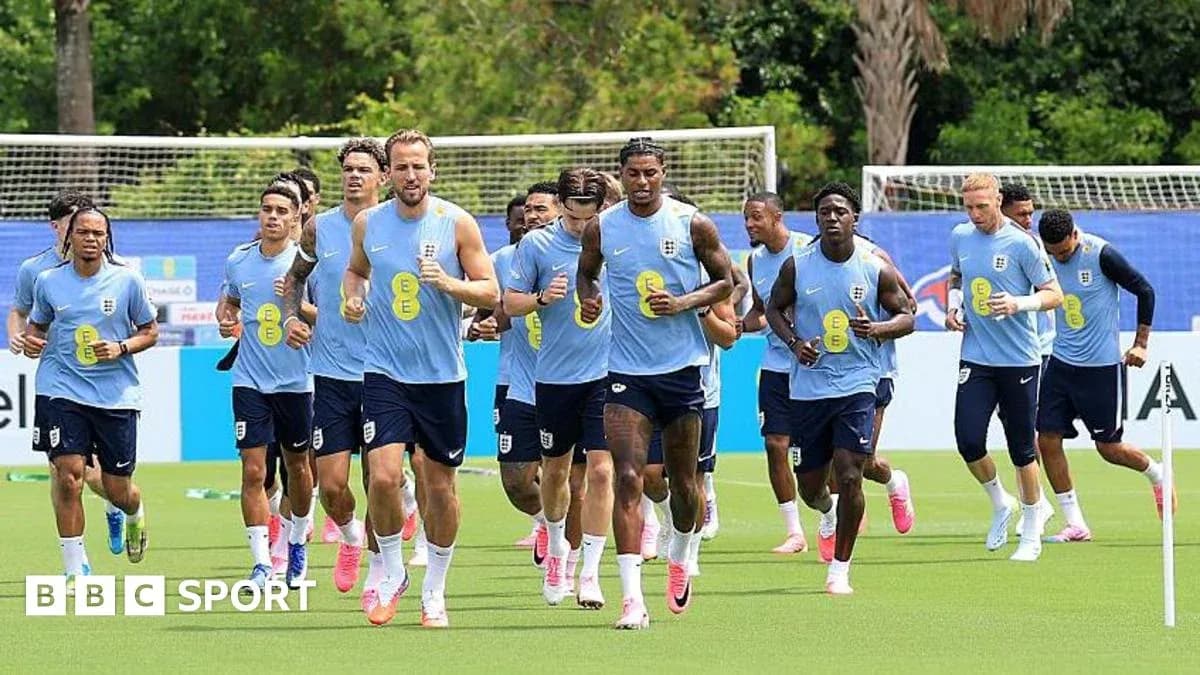 Jugadores de Inglaterra corriendo en sesión de entrenamiento