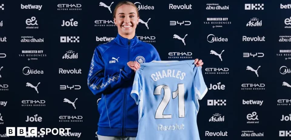 Jugadora presenta camiseta con nombre Charles en conferencia