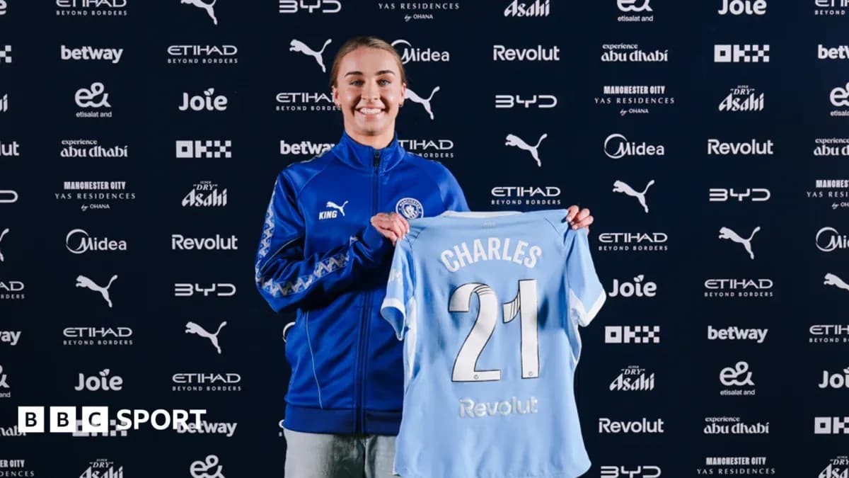 Jugadora presenta camiseta con nombre Charles en conferencia