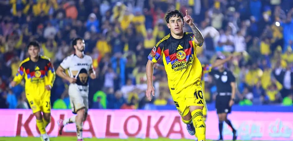 Jugador de Club América celebra un gol
