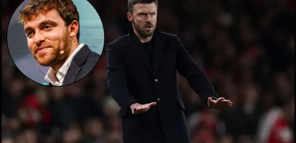 Entrenador gesticulando durante un partido de fútbol