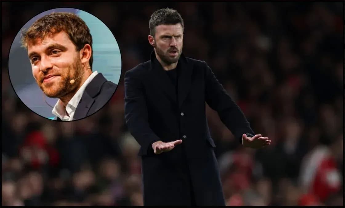 Entrenador gesticulando durante un partido de fútbol