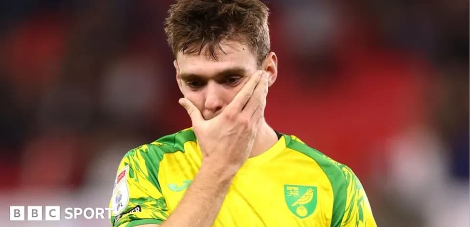 Jugador de Norwich City con la mano en la cara