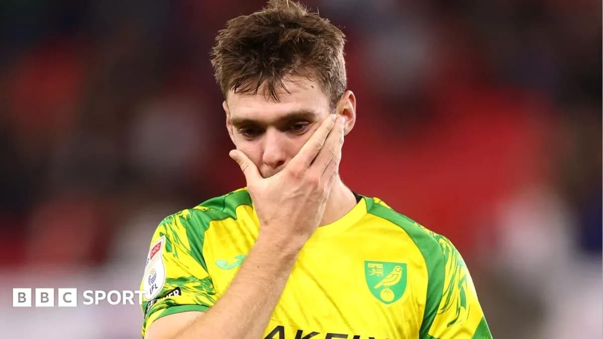 Jugador de Norwich City con la mano en la cara
