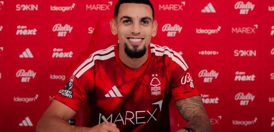 Jugador de Nottingham Forest firmando contrato en mesa