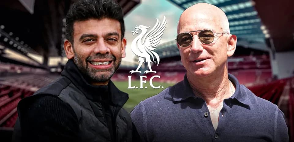 Dos hombres sonriendo en estadio de Liverpool