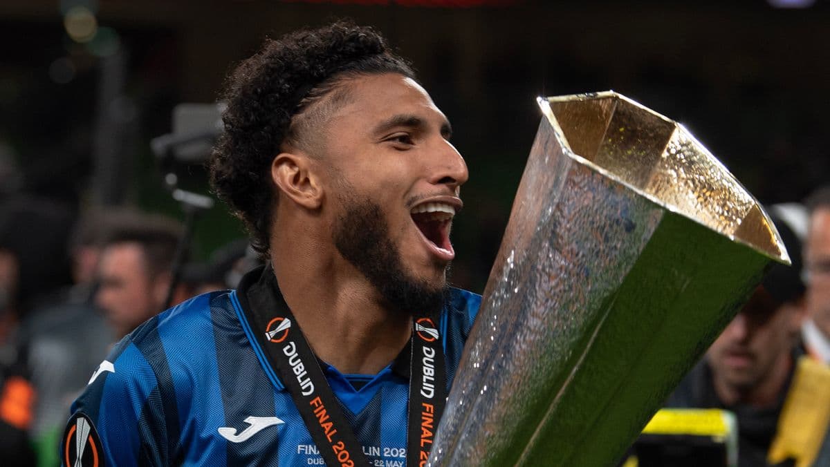 Jugador celebrando con trofeo tras la final