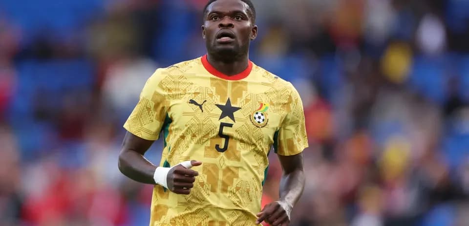Jugador de Ghana corriendo en uniforme amarillo
