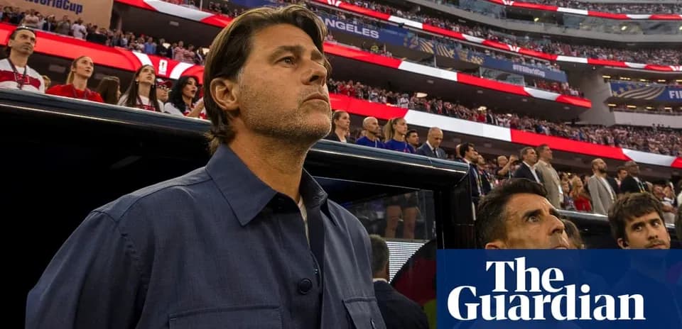 Entrenador observando el partido desde la banca