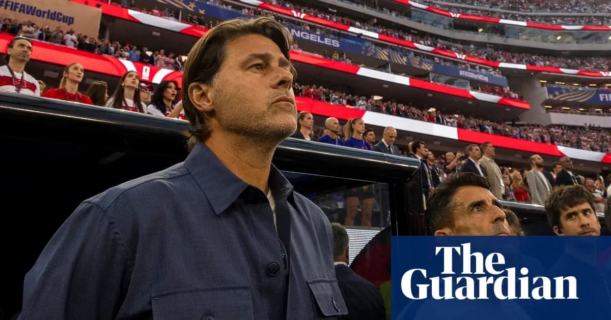 Entrenador observando el partido desde la banca