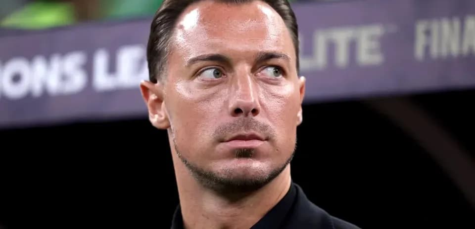 Entrenador en la banca durante un partido