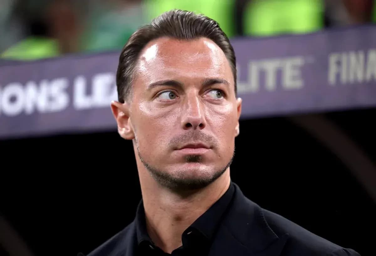 Entrenador en la banca durante un partido