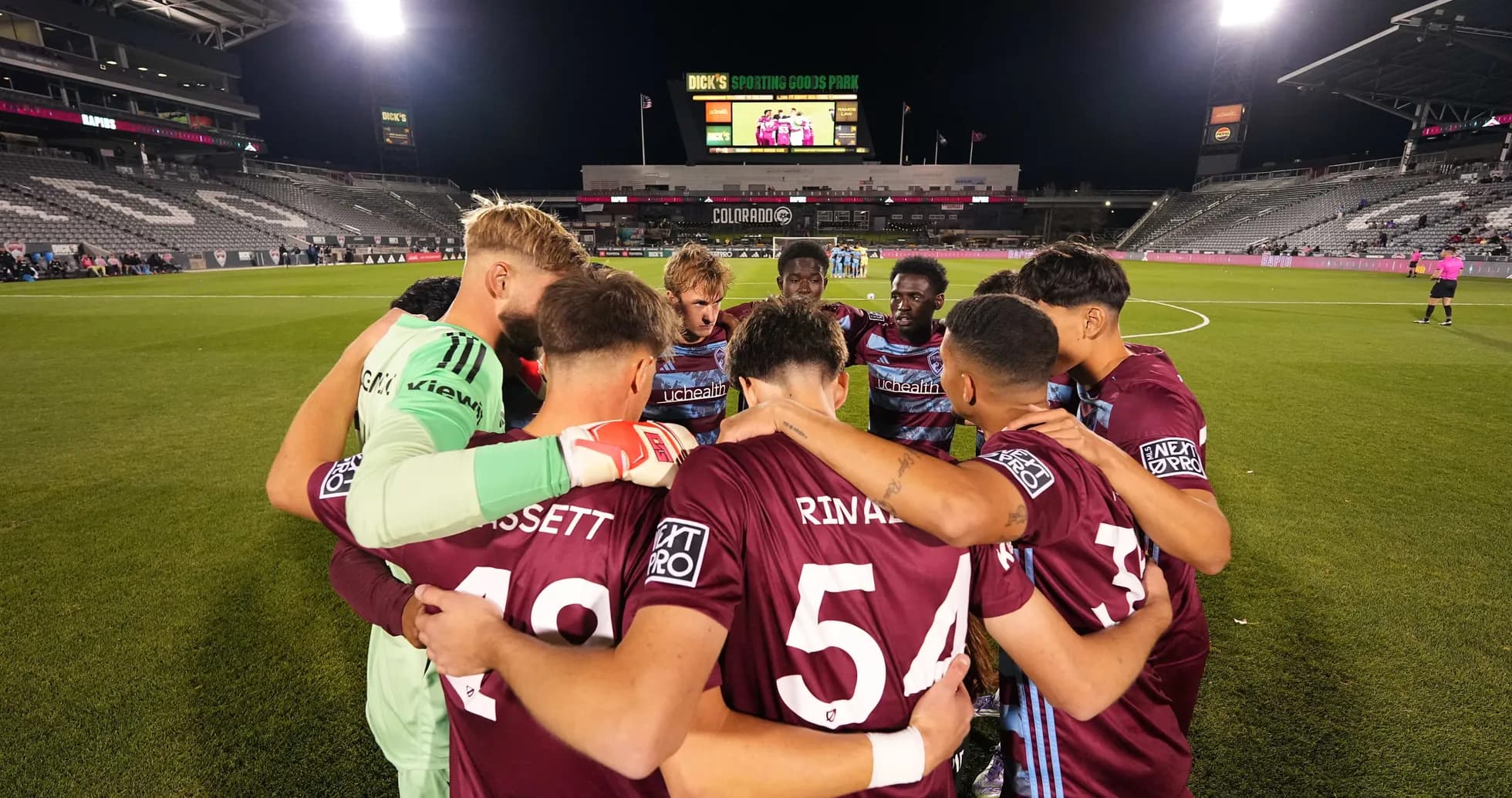 Jugadores del Colorado Rapids II en huddle