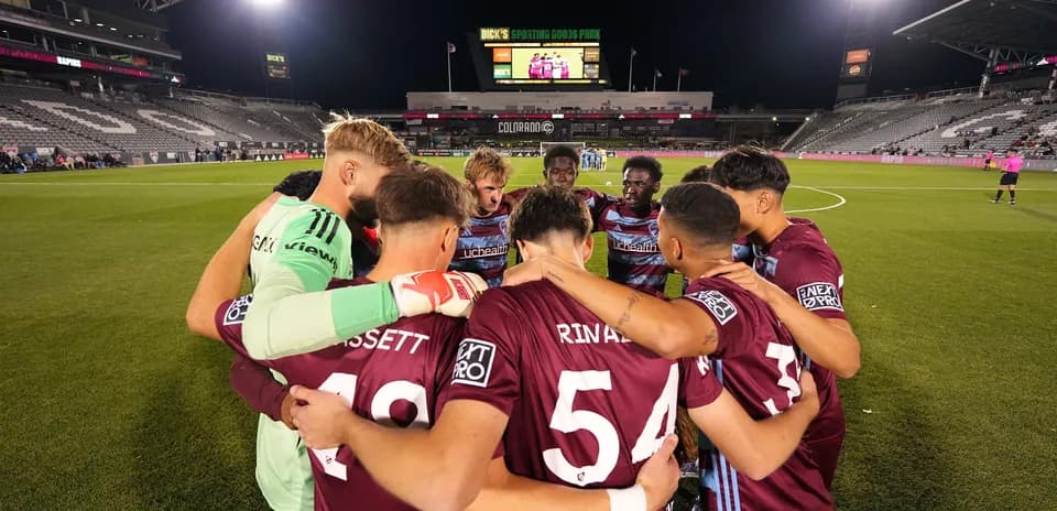 Jugadores del Colorado Rapids II en huddle