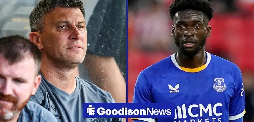 Entrenador y jugador de Everton en el banquillo