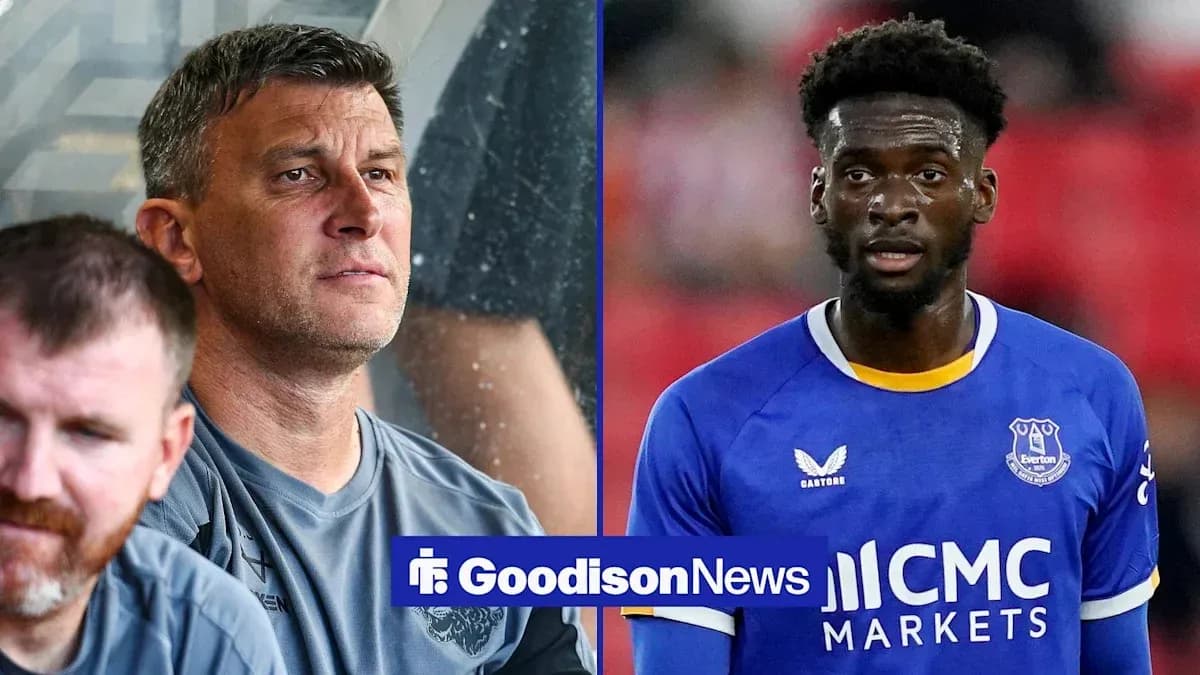 Entrenador y jugador de Everton en el banquillo