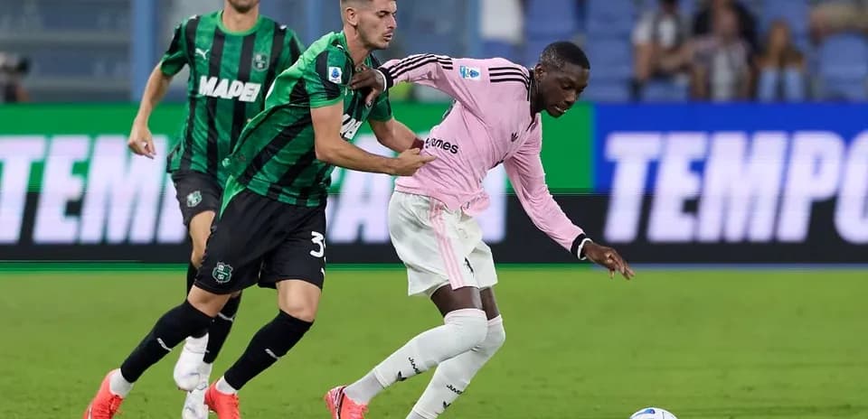 Jugador de Sassuolo persigue a jugador de Juventus