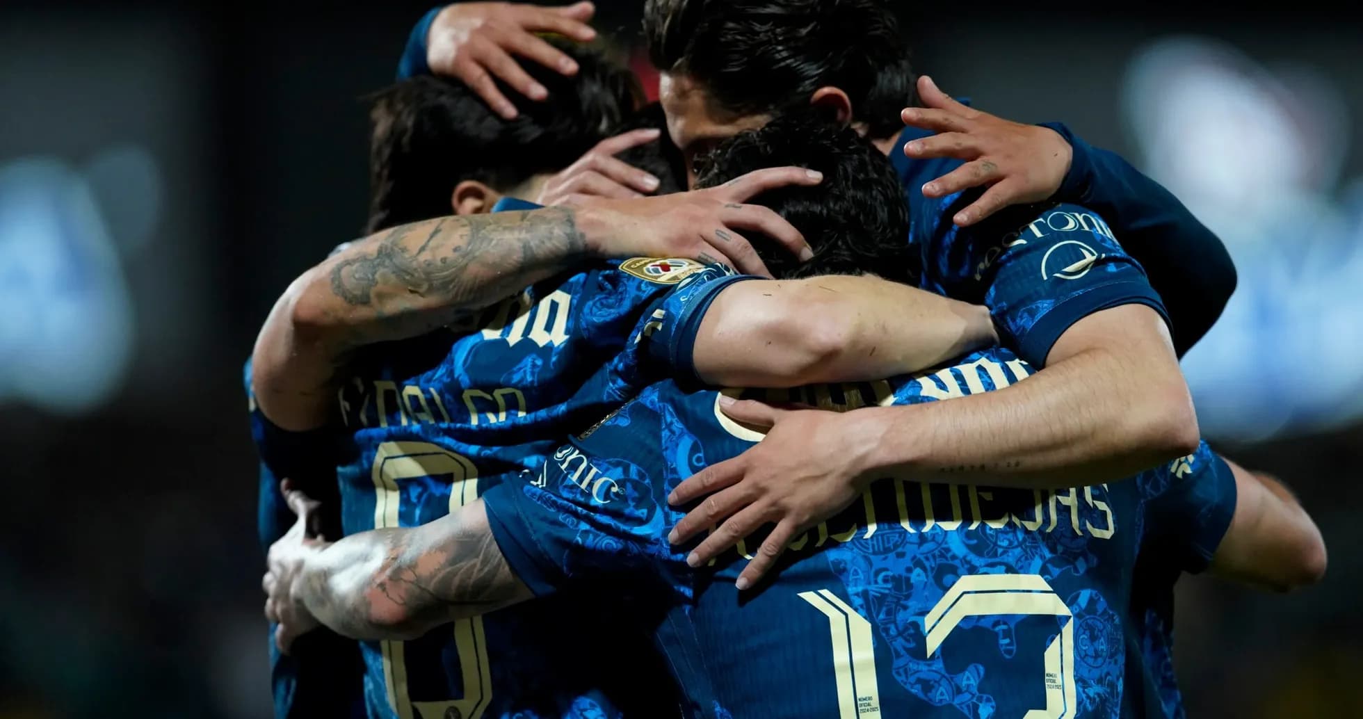 Jugadores celebrando un gol en Liga MX