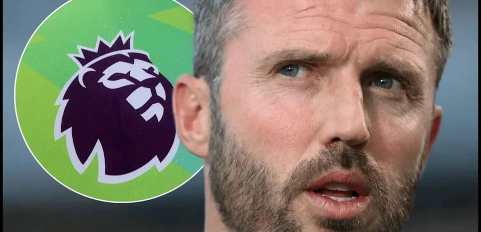 Hombre con barba frente al logo de la Premier League