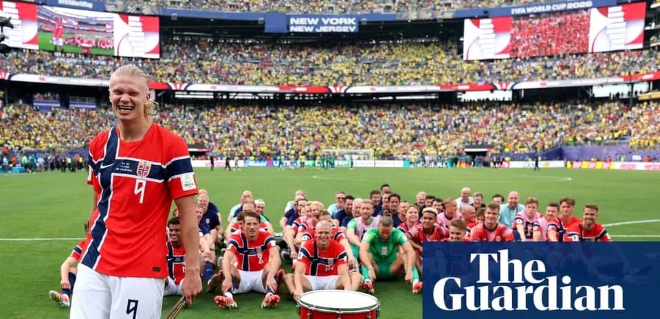 Jugadores de Noruega posando en el campo de fútbol