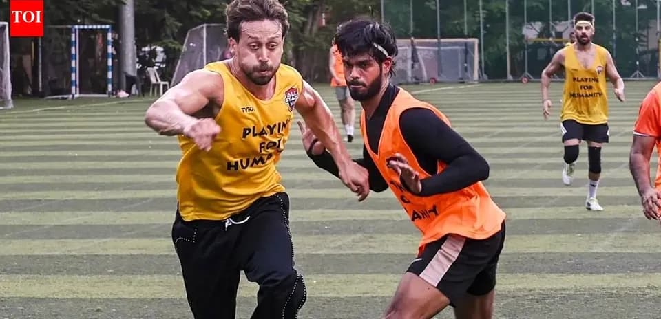 Jugadores corriendo en un campo de entrenamiento
