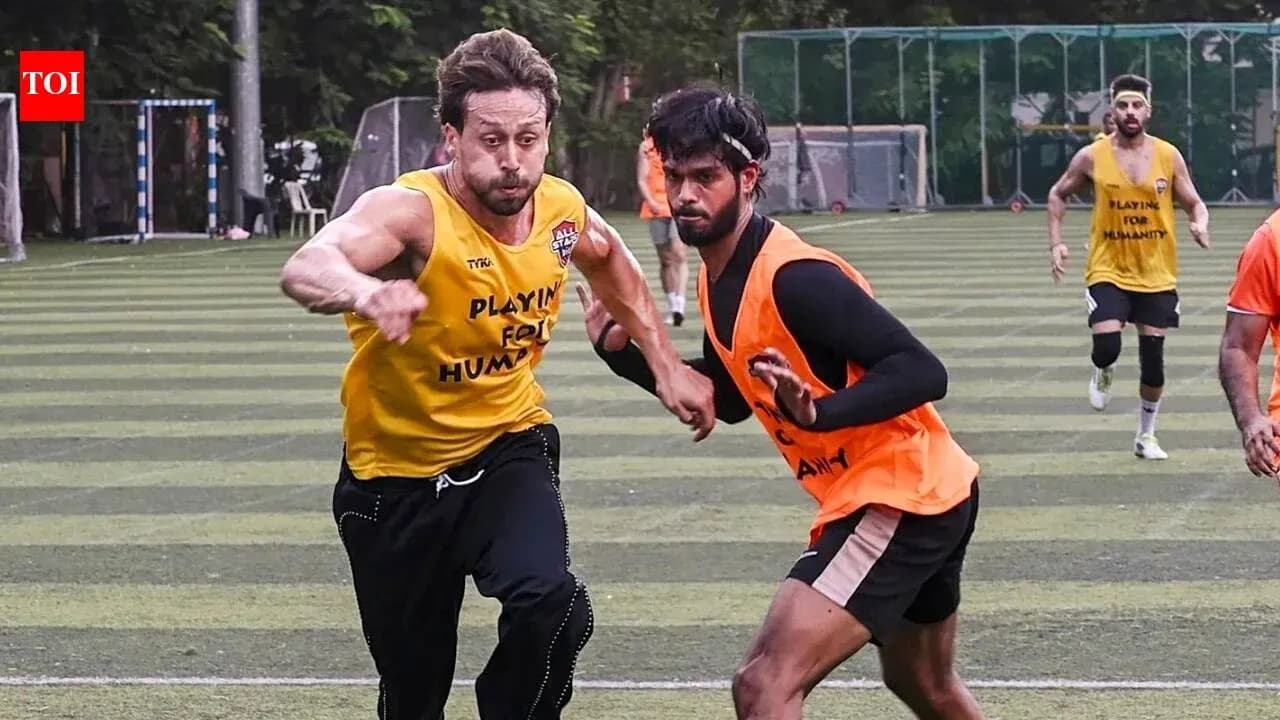 Jugadores corriendo en un campo de entrenamiento