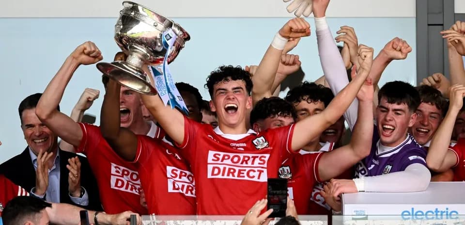 Jugadores levantando el trofeo de campeonato con entusiasmo