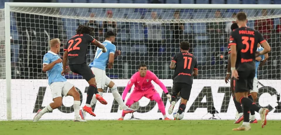 Un jugador de Lazio disparando a puerta