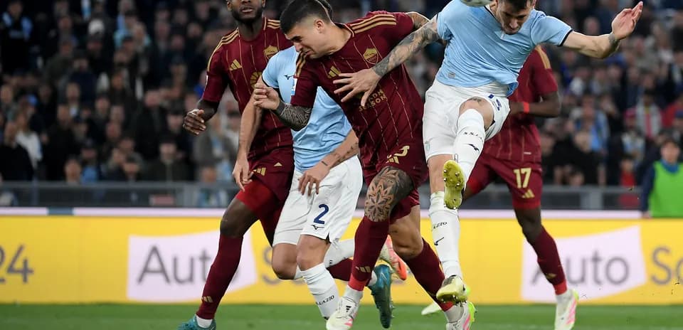 Acción de juego entre AS Roma y Lazio