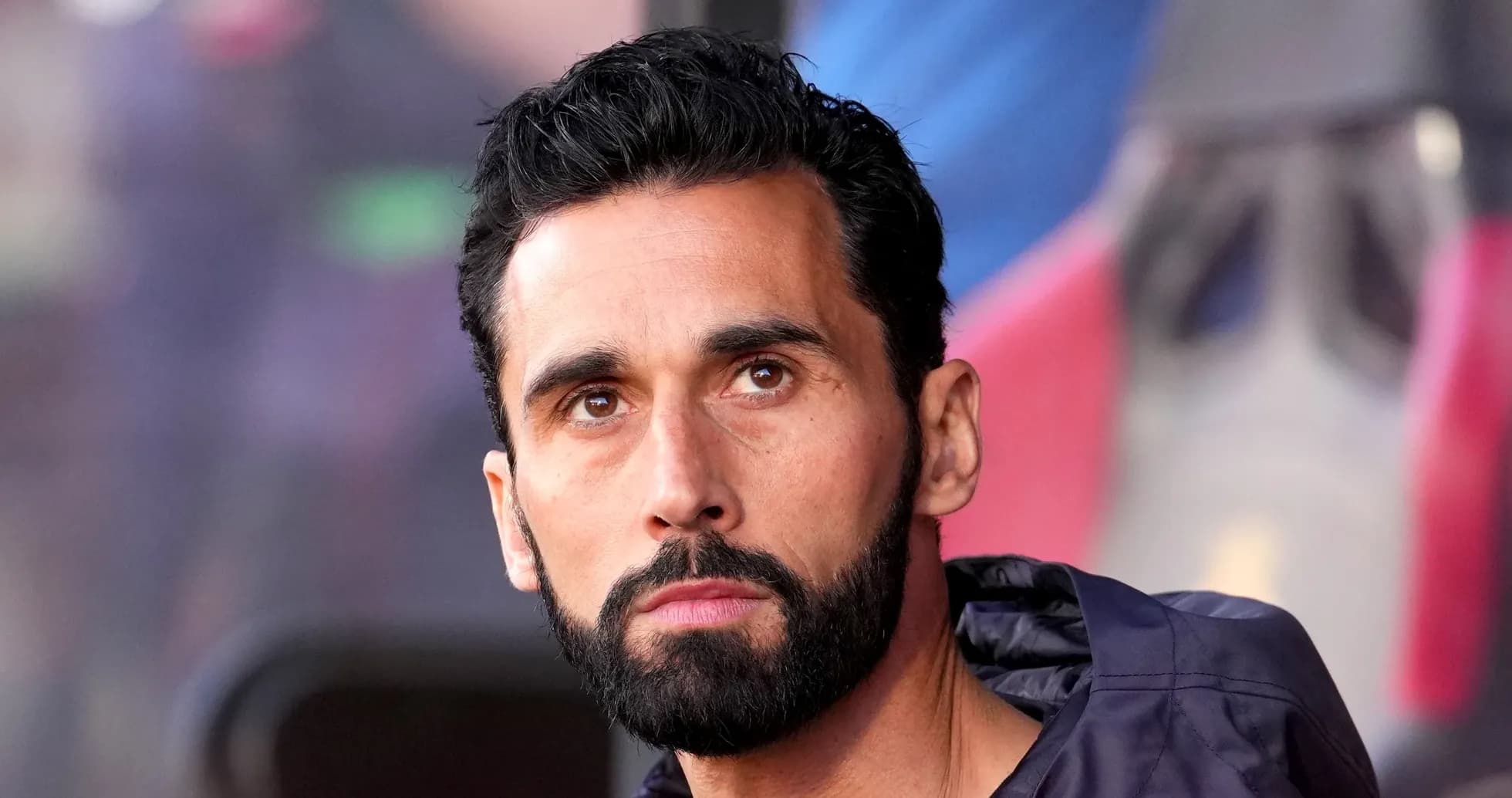 Entrenador observando el partido desde la banca