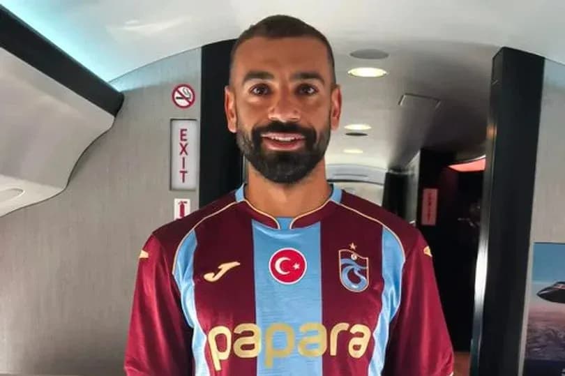 Jugador con camiseta de Trabzonspor en avión
