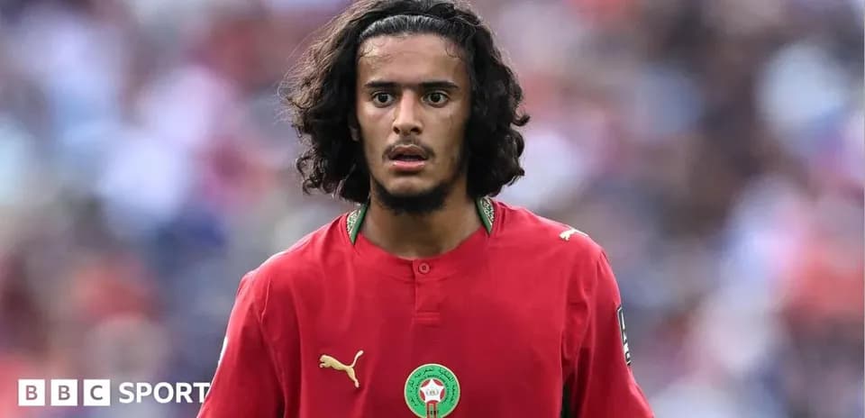 Jugador de Marruecos en uniforme rojo durante partido