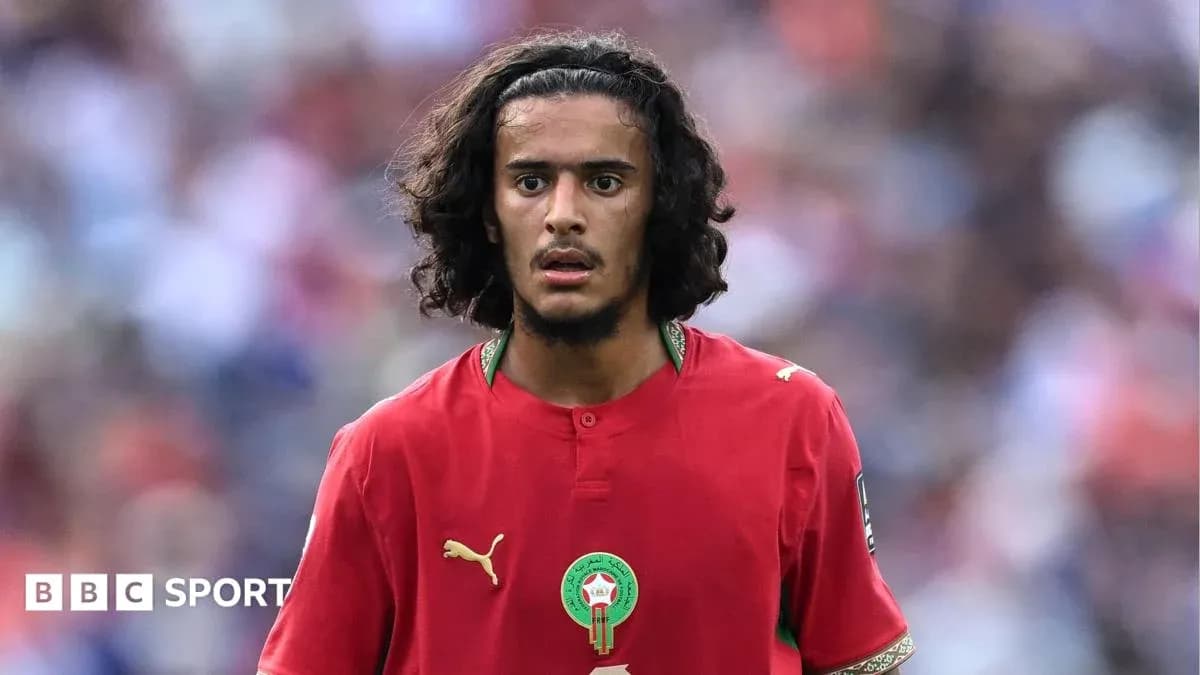 Jugador de Marruecos en uniforme rojo durante partido