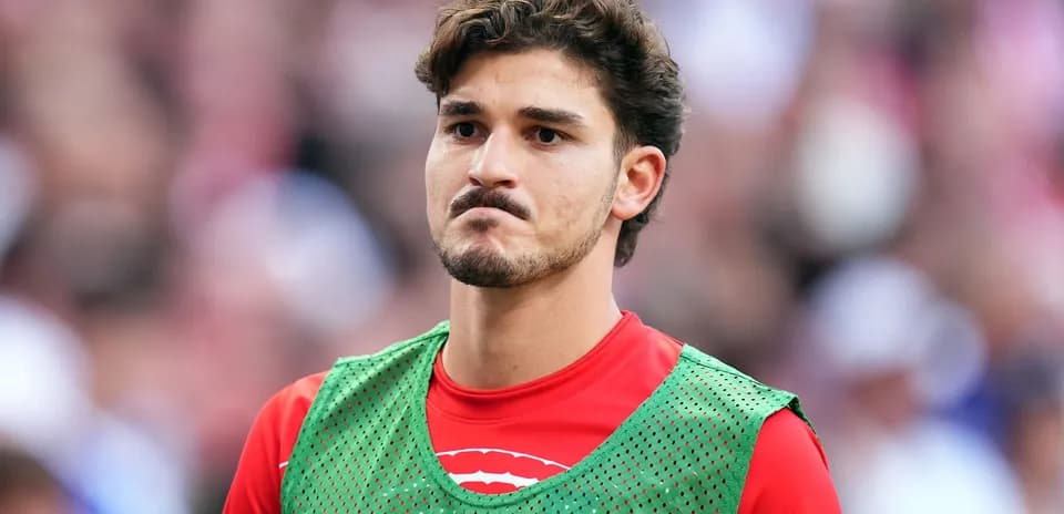Jugador en la banca durante un partido de fútbol