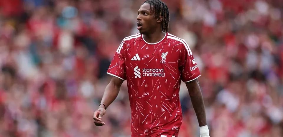 Jugador de Liverpool en acción durante el partido