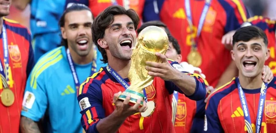 Jugador celebrando con trofeo de la Copa del Mundo