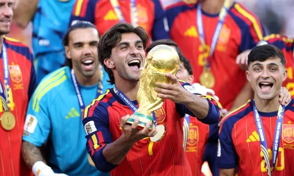 Jugador celebrando con trofeo de la Copa del Mundo