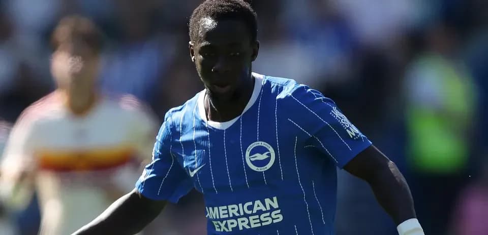 Jugador de Brighton corriendo con el balón en partido