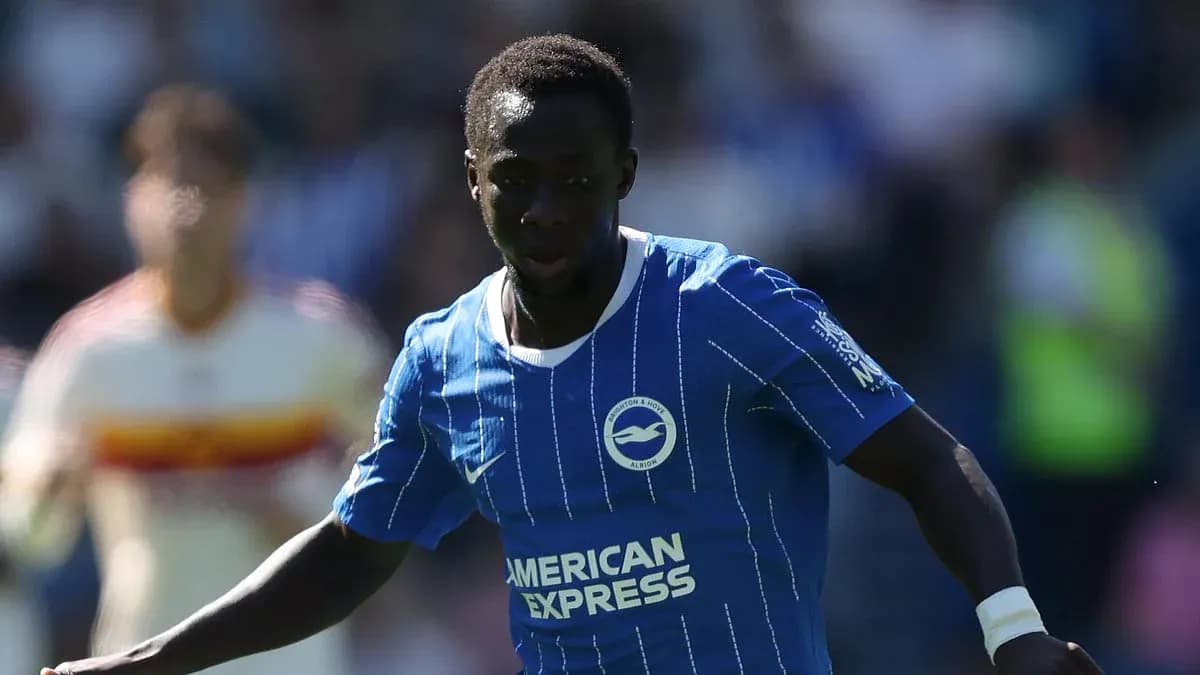 Jugador de Brighton corriendo con el balón en partido