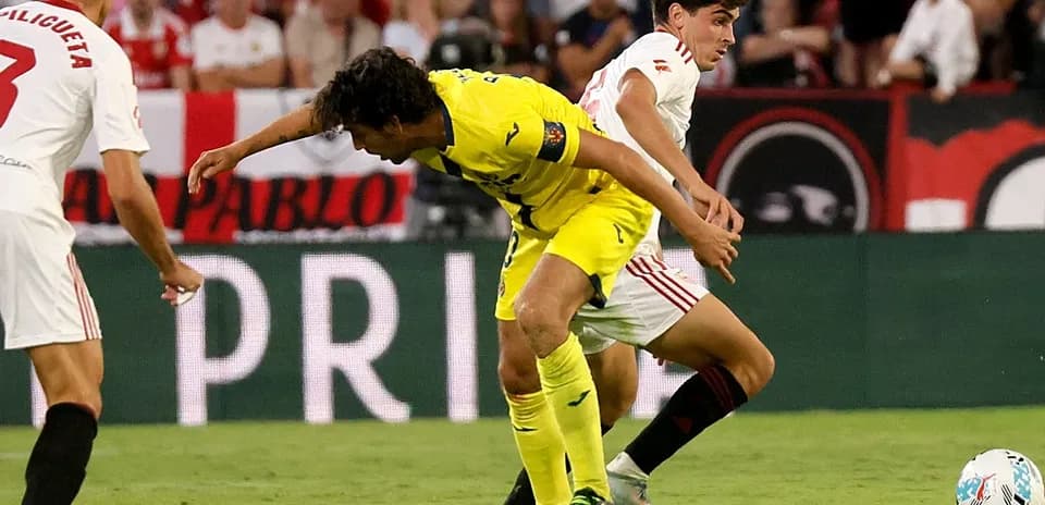 Jugador de Villarreal luchando por el balón