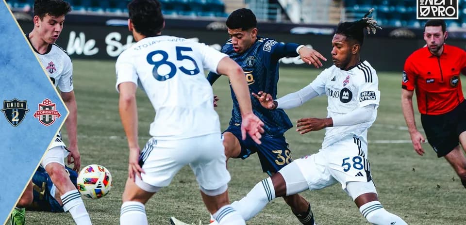 Jugadores de Toronto II y Philadelphia Union II en acción