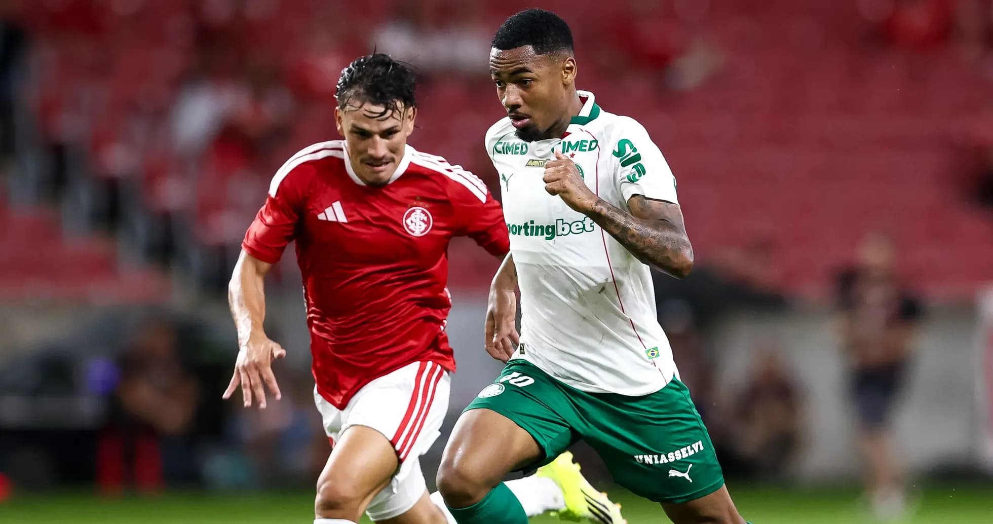 Jugador de Palmeiras corriendo con balón, perseguido por rival