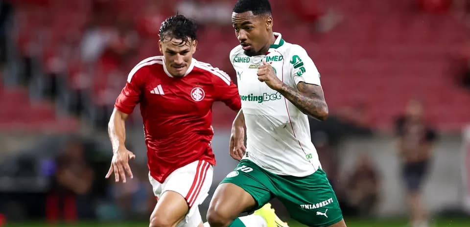Jugador de Palmeiras corriendo con balón, perseguido por rival