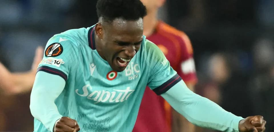 Jugador celebrando un gol en partido de Europa League