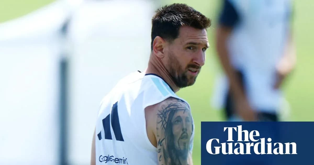Lionel Messi entrenando con equipo en campo