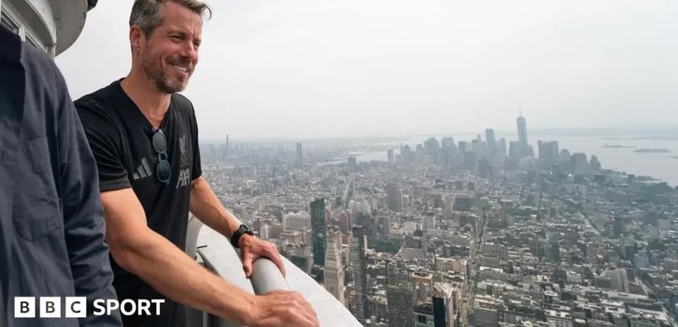 Persona en el mirador con vista a la ciudad