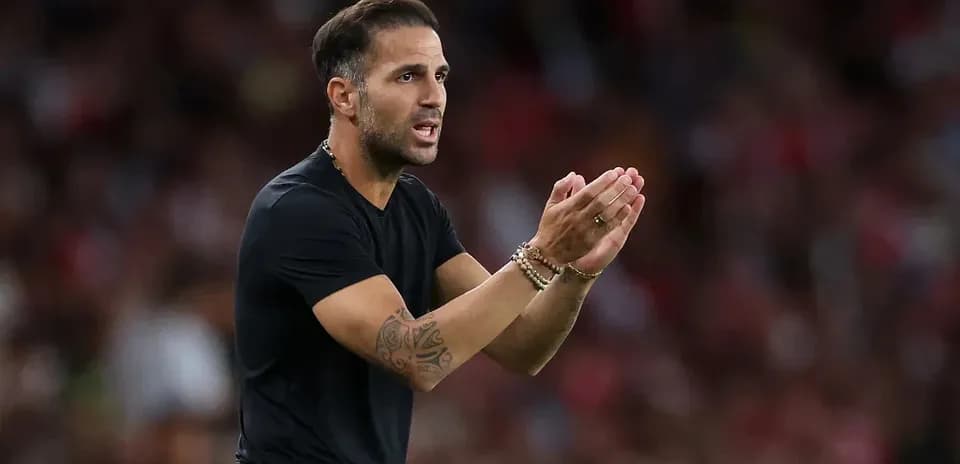 Entrenador dirigiendo a su equipo durante el partido