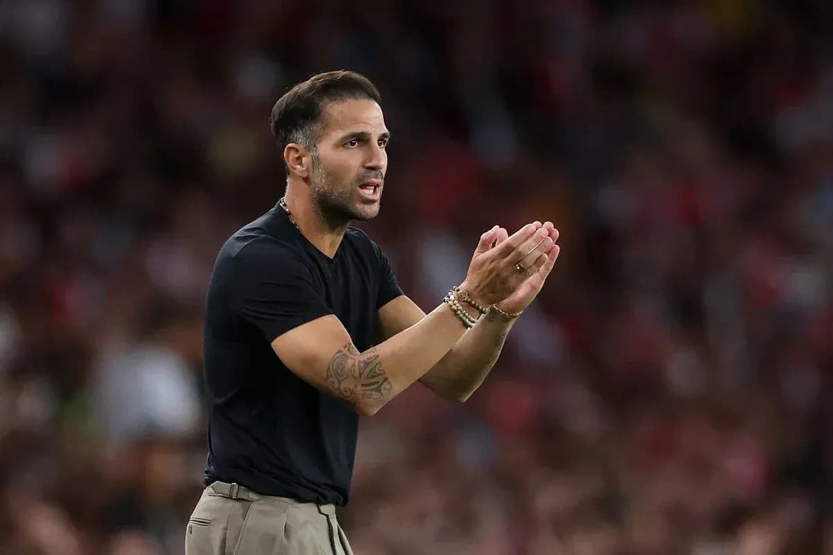 Entrenador dirigiendo a su equipo durante el partido