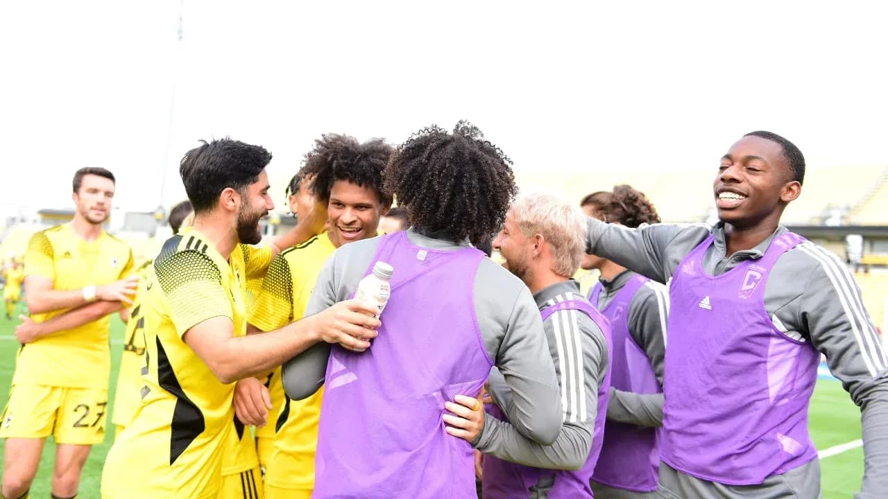Jugadores de Columbus Crew II celebrando juntos