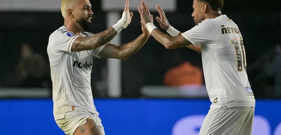 Jugadores celebrando un gol durante el partido